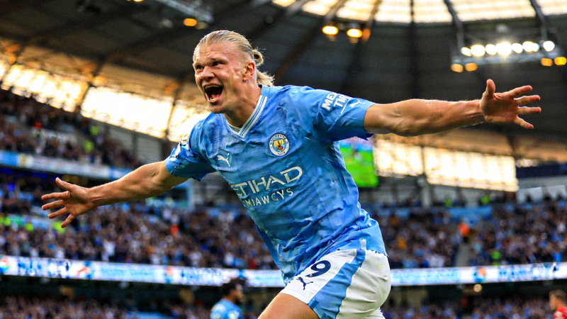 英超足球赛哈兰德进球后庆祝胜利特写镜头